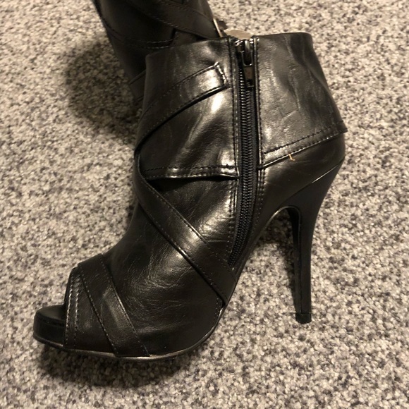 🌸4/$20🌸Bumper Black Opened Toe Booties Size 7 NIB - Picture 2 of 11